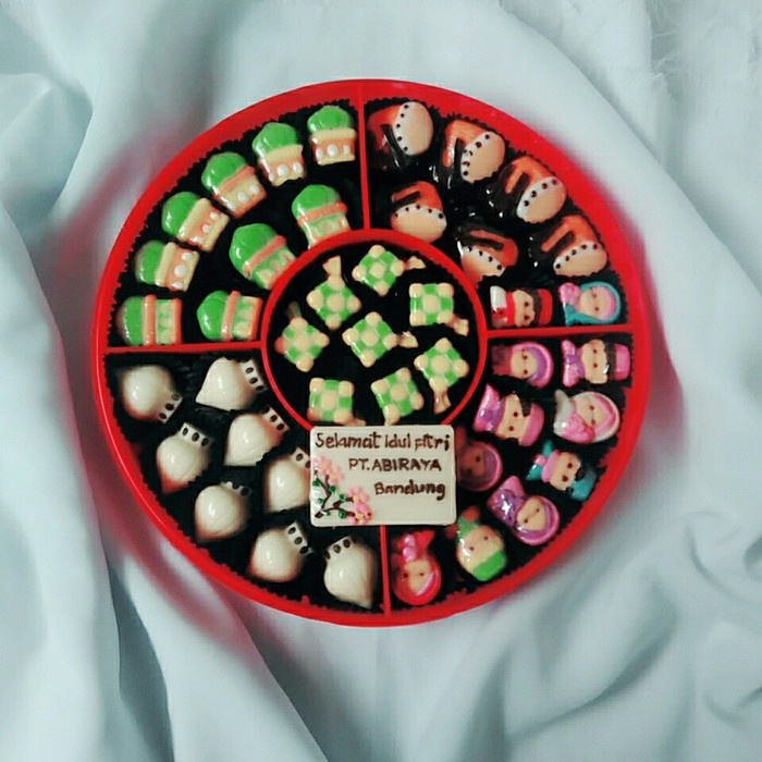 

Coklat Lebaran - Cokelat Karakter Paket 1 Tema Idul Fitri Coklat Lebaran