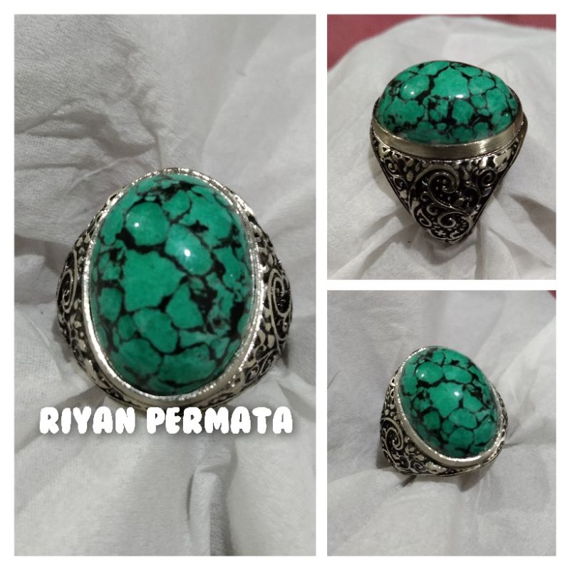 Cincin batu pirus urat hitam