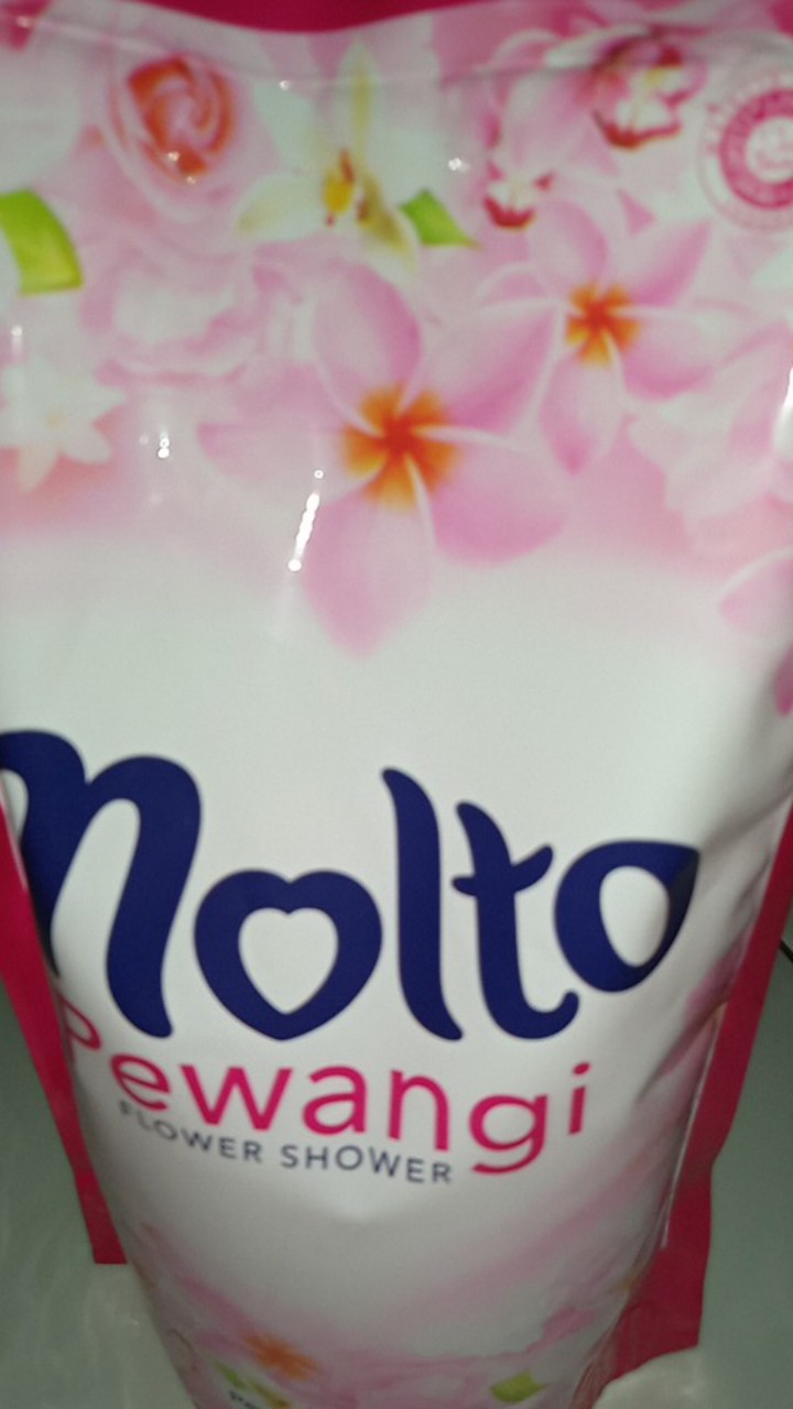 Molto Pewangi Pakaian Pink Dan Biru 820ml