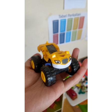 mainan mobil Blaze kuning