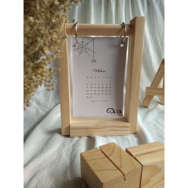 stand kayu kalender meja aesthetic model gantung kalender sudah termasuk kalender 2025
