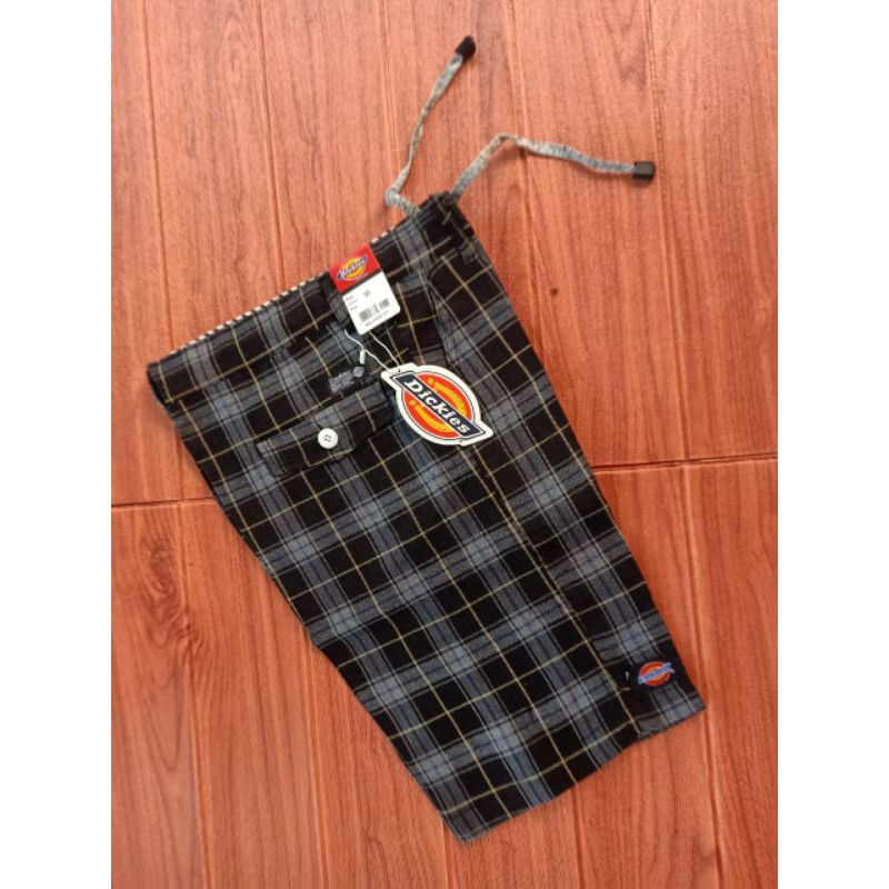 celana pendek tartan