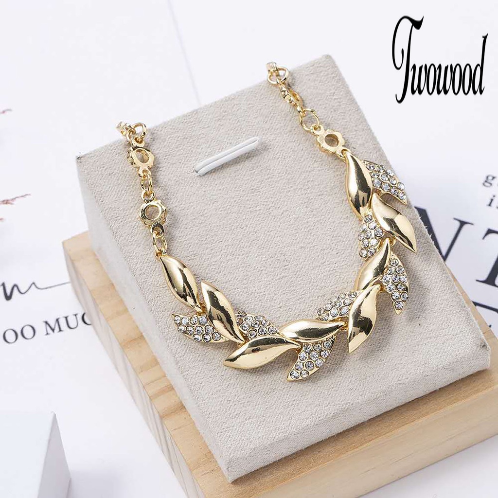 Gelang Bentuk Daun Warna Emas Aksen Berlian Imitasi Untuk Wanita