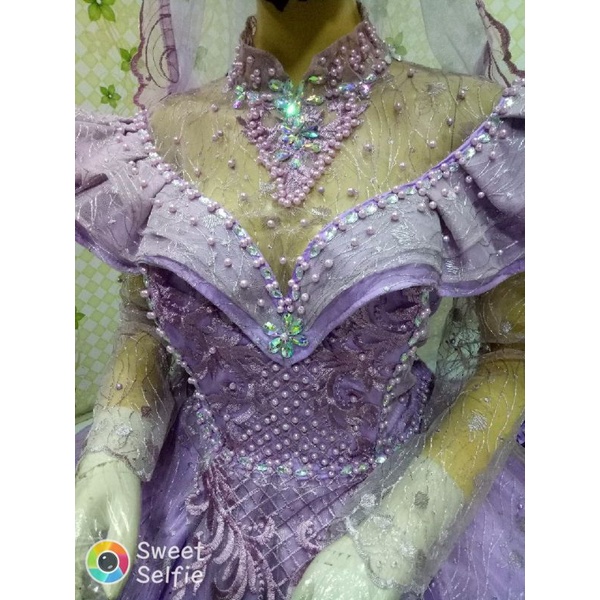 GAUN PENGANTIN MODEL SABRINA WARNA LILAC LENGKAP DENGAN SLAYER KERUDUNG