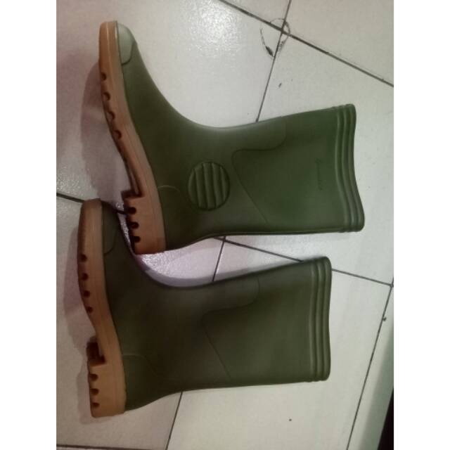 Sepatu bood yumaida /bood karet