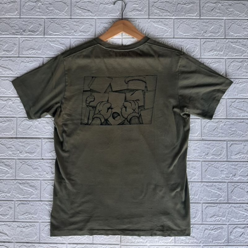 kaos t shirt UNIQLO x KAWS  second