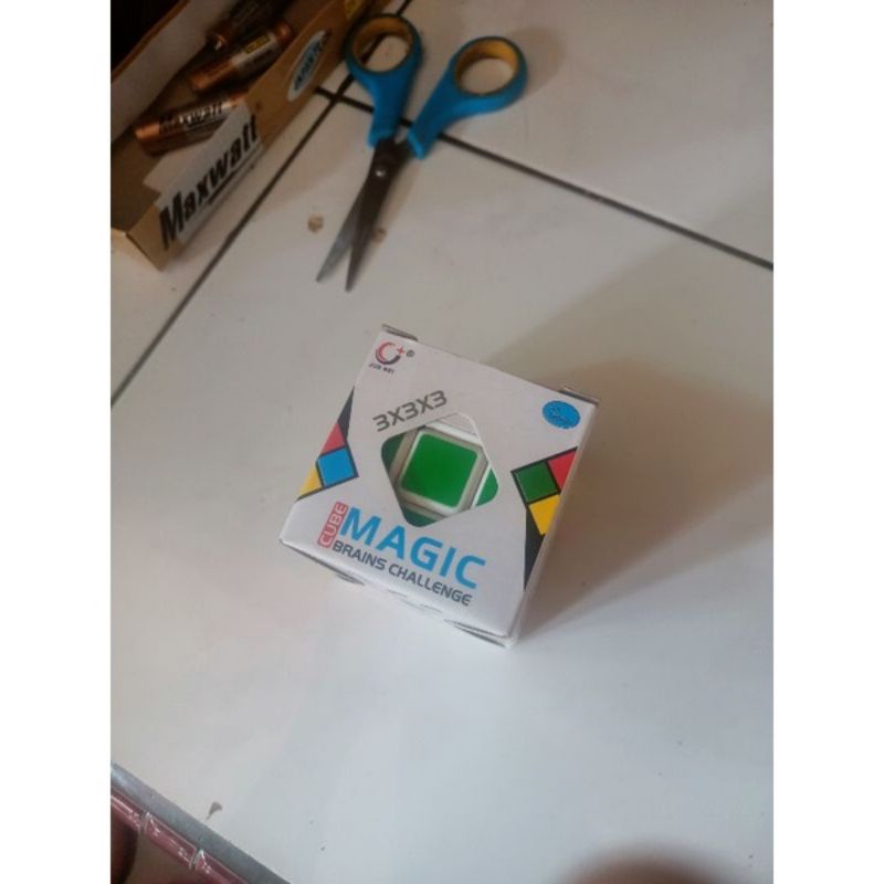 Mainan rubik 3x3 ukuran sedang / magic cubelovers + Tambahan Rubik Kecil