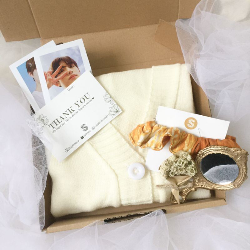 

Hampers Gift Box Kado Cewek Cardigan Rajut Kado Ulang Tahun Ultah Anniversary Wisuda Request Hadiah