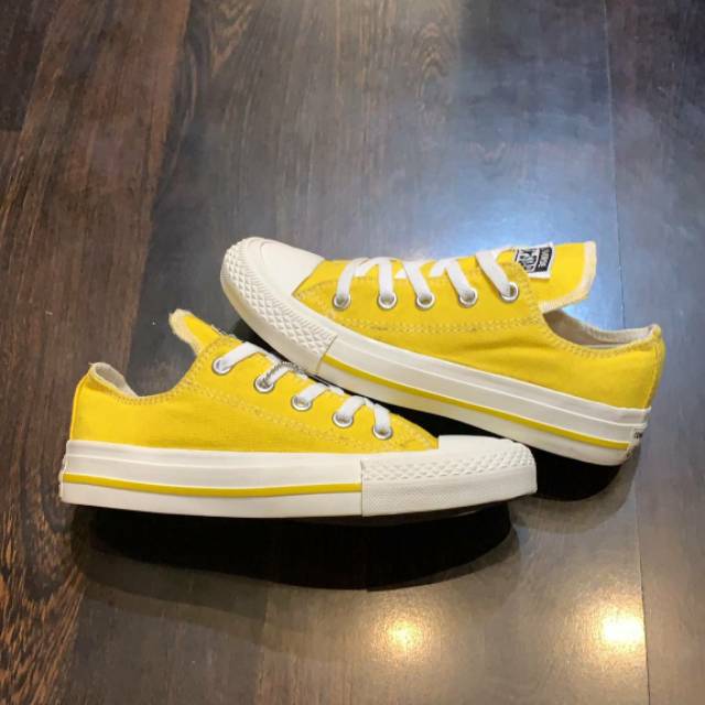Converse yellow