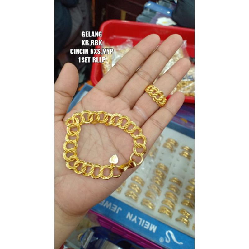 Gelang dan cincin replika mas 24k kualitas golden ,lagi hits an herlin kenza,best seller,panjang realnya 18cm-19cm tergantung stok dari toko mas, klo mau dipendekin atau dipanjangin pasti ada bekas potongan