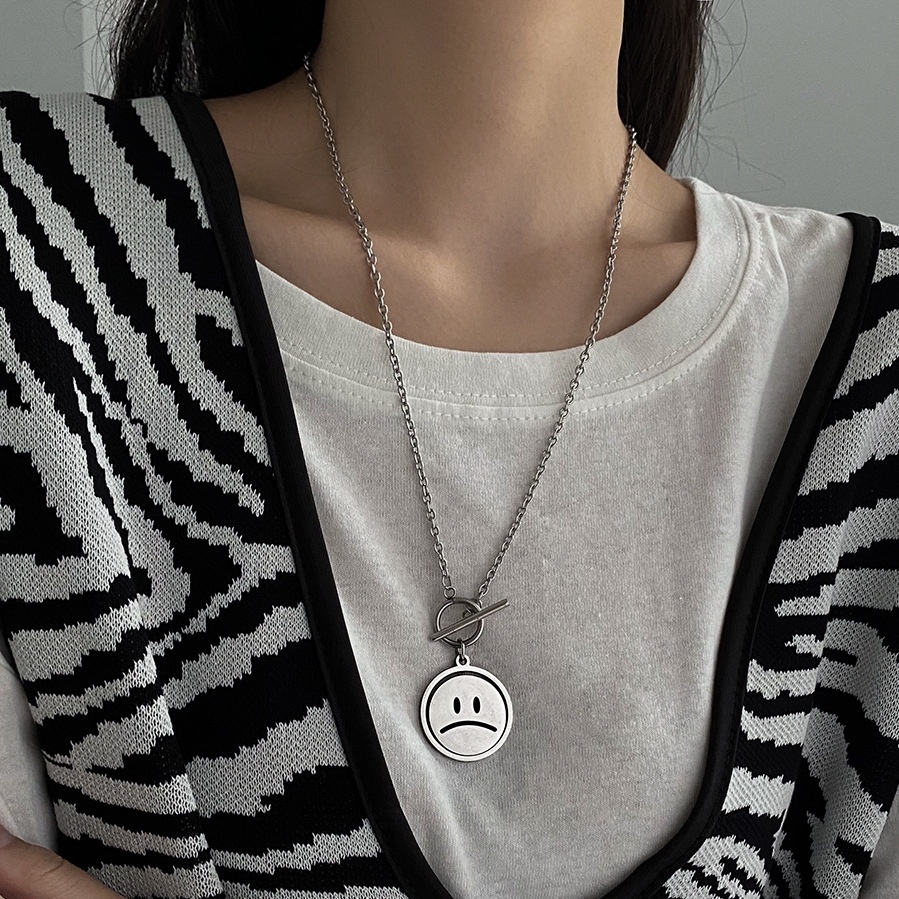 Roselife Kalung Rantai Stainless Steel Dengan Liontin Emoji Smiley Face Untuk Unisex / Pria / Wanita