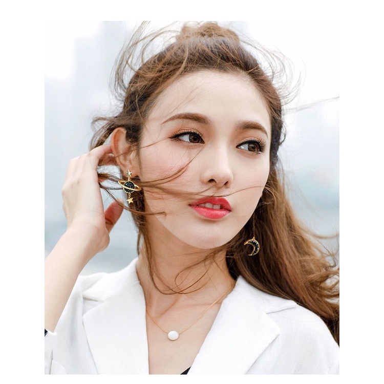 Asimetris anting-anting wanita temperamen Korea bintang Bulan unik telinga perak sterling satu wear