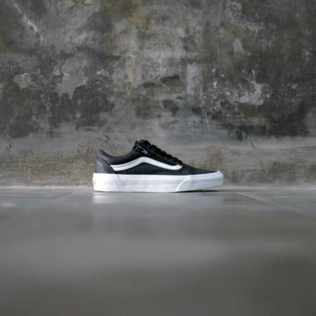 Sepatu pria/Sepatu cassual/Sneakers pria VANS OLD SKOOL ZIP LEATHER BLACK WHITE GLOBAL RELEASE