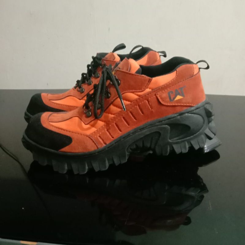 sepatu caterpillar
