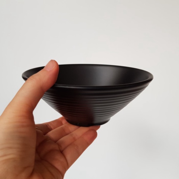 

Berkualitas MANGKOK UDON RAMEN ULIR 6 INCH MELAMINE WARE G4906 HITAM DOFF