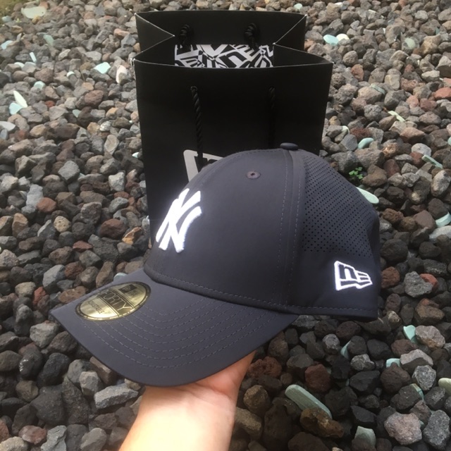 Topi new era NY black white and black pink