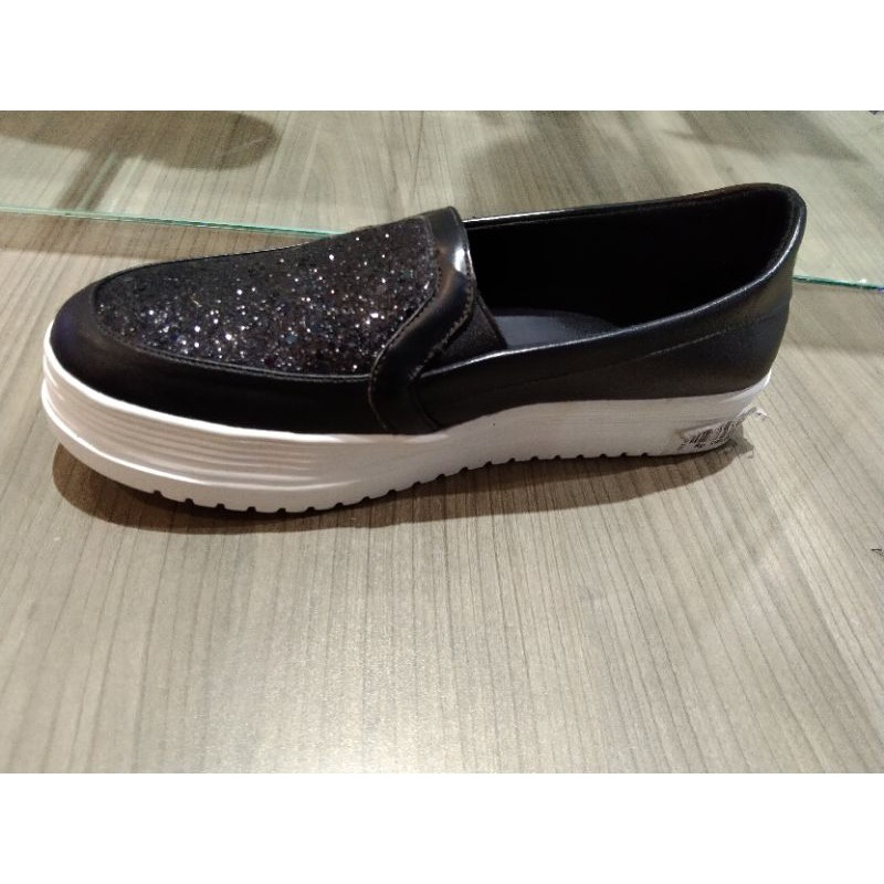 sepatu casual perempuan Yongki komaladi