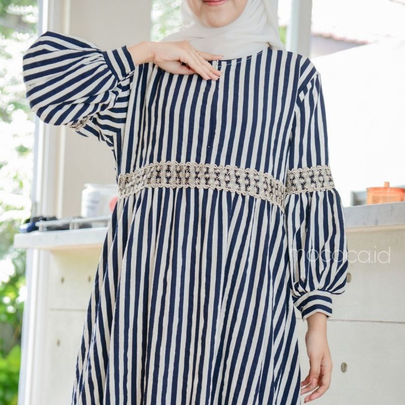 Dress Lebaran Premium Lengan Balon Babydoll Crincle Motif Salur Navy Putih Sleting Busui Friendly bisa gosend bandung