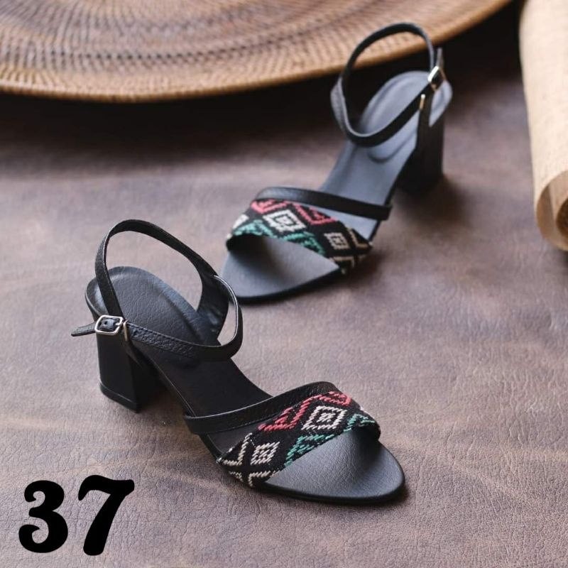 BLOCK HEELS, SEPATU HAK KOTAK, HEELS KOTAK, HEELS BESAR, HAK TAHU, SEPATU TENUN NTT, SEPATU ETNIK