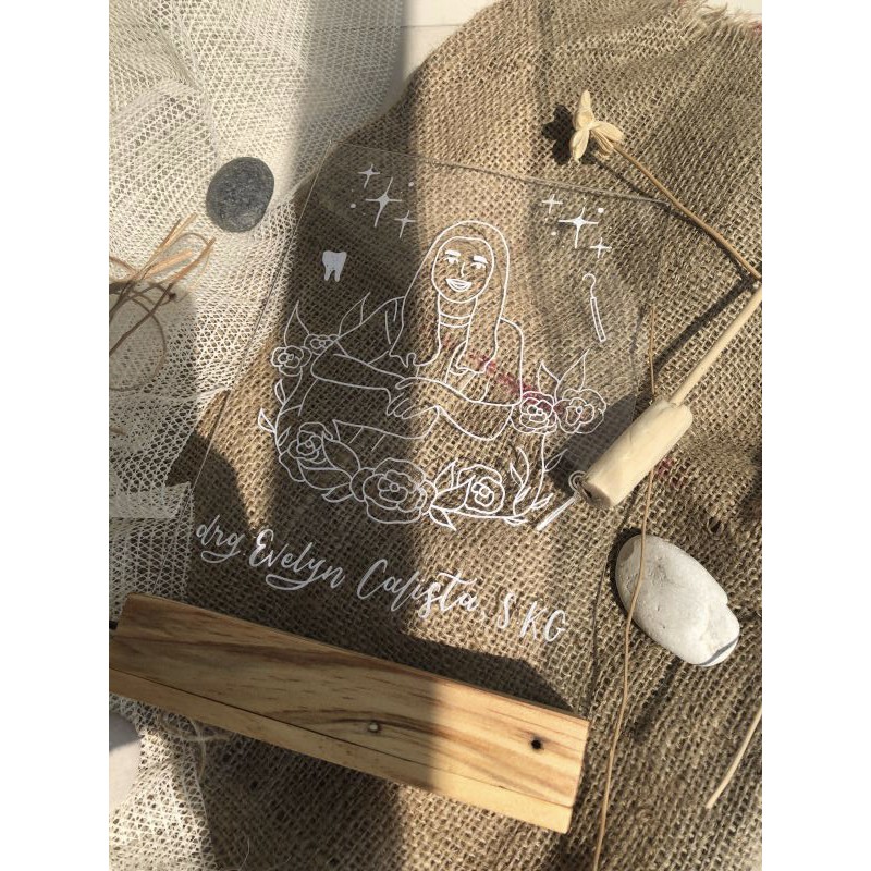 

Custom Illustration Acrylic Stand Size A4 (Dudukan Kayu TANPA LAMPU)