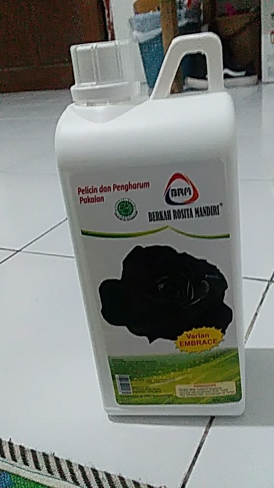 Pelicin Dan Pengharum Pewangi Pelembut Pakaian Baju Laundry Brm Jerigen 1 Liter