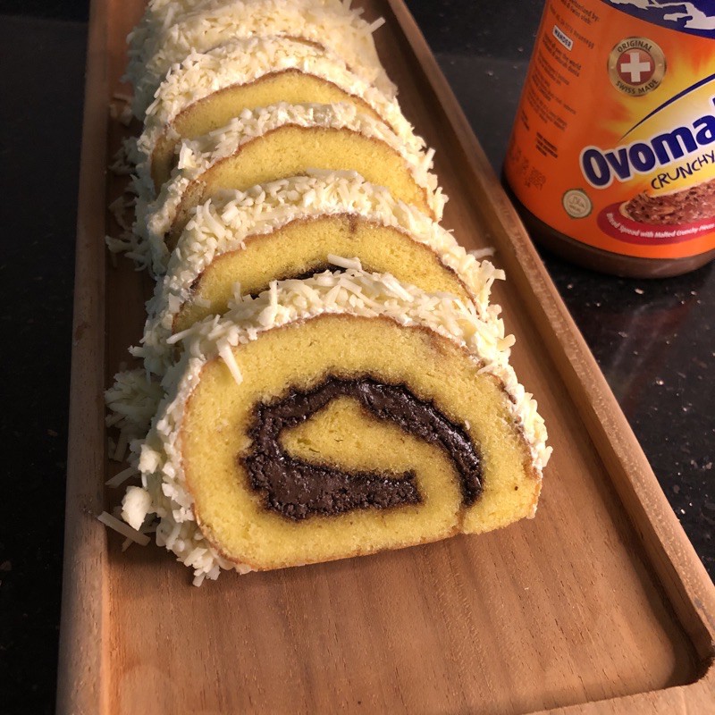 

Bolu Gulung Medan WhenCake Rasa Ovomaltine Topping Keju Panjang