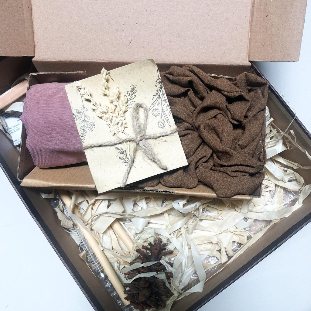 

GIFT BOX HIJAB POLYCOTTON/ HAMPERS KADO / HAMPERS LEBARAN / GIFT BOX ULTAH/ GIFT BOX MURAH (FREE BUBBLEWRAP)