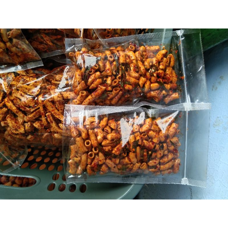 

.makaroni pedas gurih keriuk aroma daun jeruk isi 250 grm