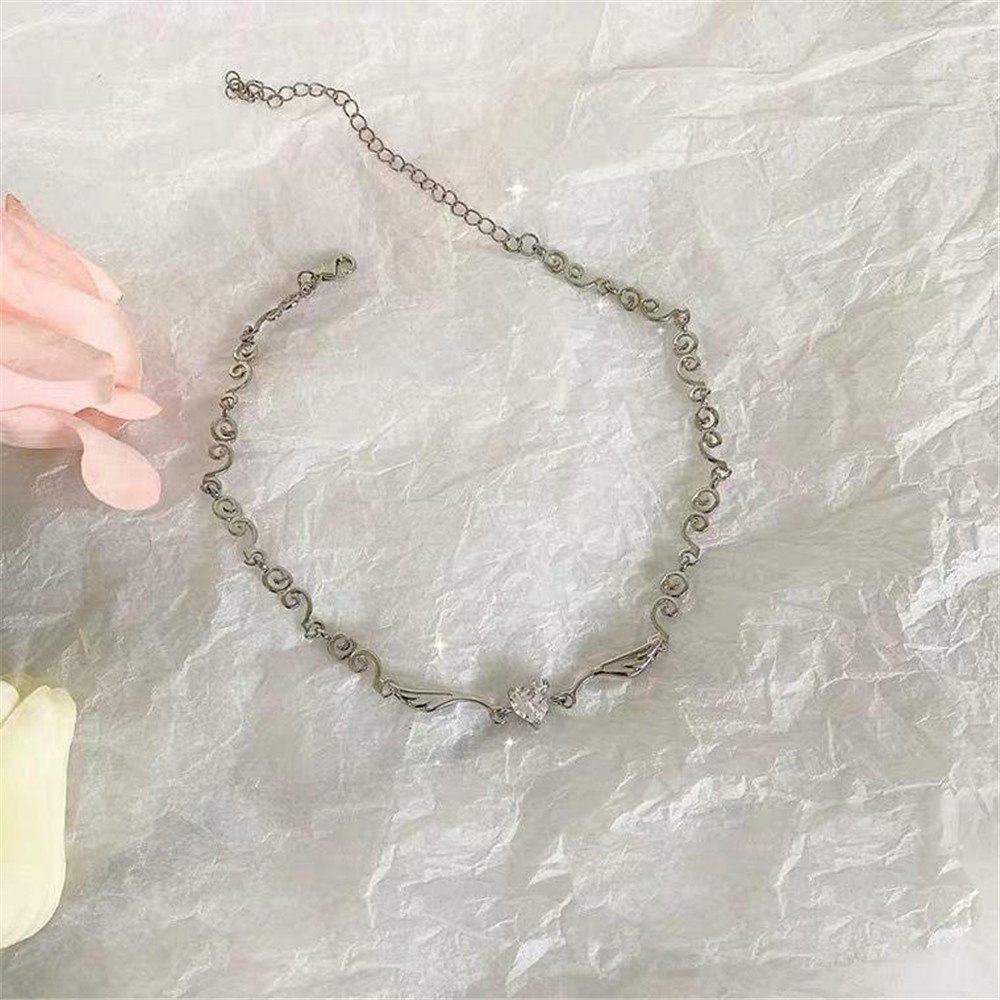 Kalung Choker Rantai Klavikula Bentuk Hati Sayap Malaikat Aksen Berlian Gaya retro Elegan Untuk Wanita