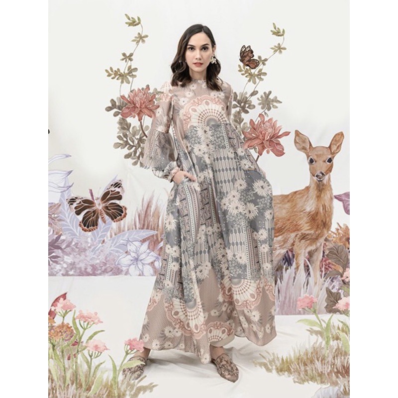 nada dress wearing klamby