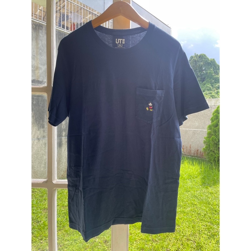 Kaos pria cowok uniqlo x disney mickey mouse pocket original navy preloved second bekas murah