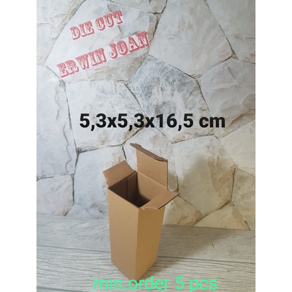 

Kardus Kotak Box uk. 5,3x5,3x16,5 cm / Die Cut Botol DB ( min.order 5 pcs)