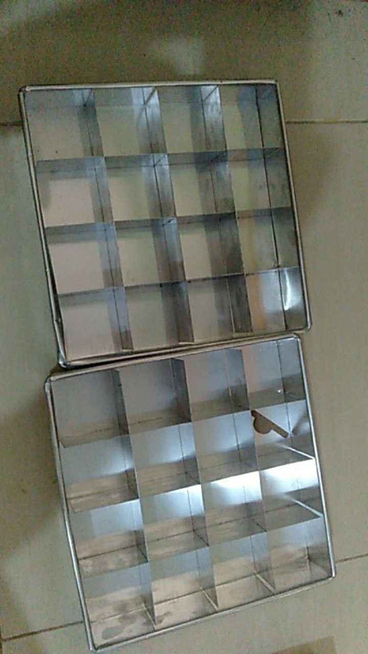 Loyang Bronis Sekat Uk 20x20x4 Isi 16kotak