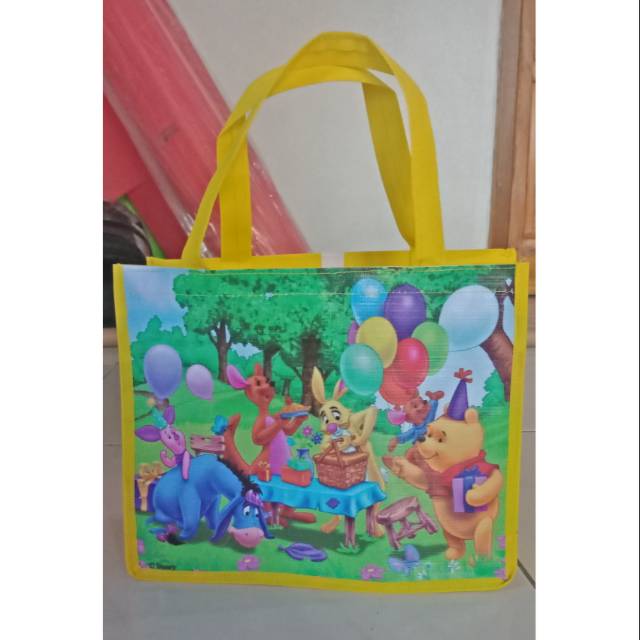 

goodie bag tas ultah tas souvenir tas ulang tahun winne the poo
