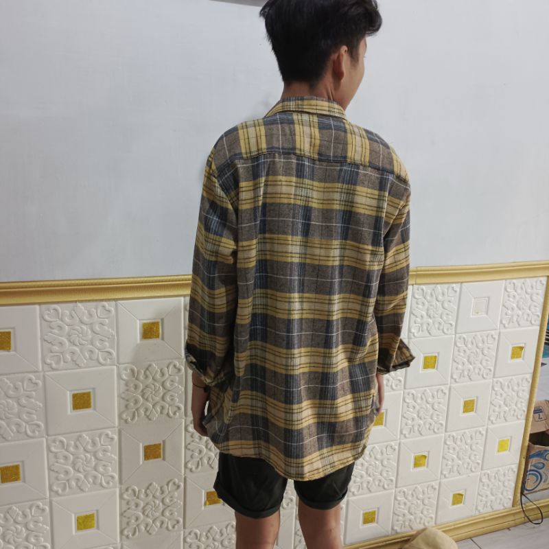 Flanel unisek pria dan wanita lengan panjang motif kotak dan garis warna kuning