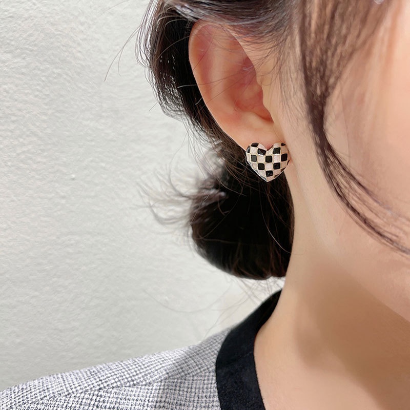 Anting Bentuk Hati Motif Kotak-Kotak Warna Hitam Dan Putih Gaya Korea