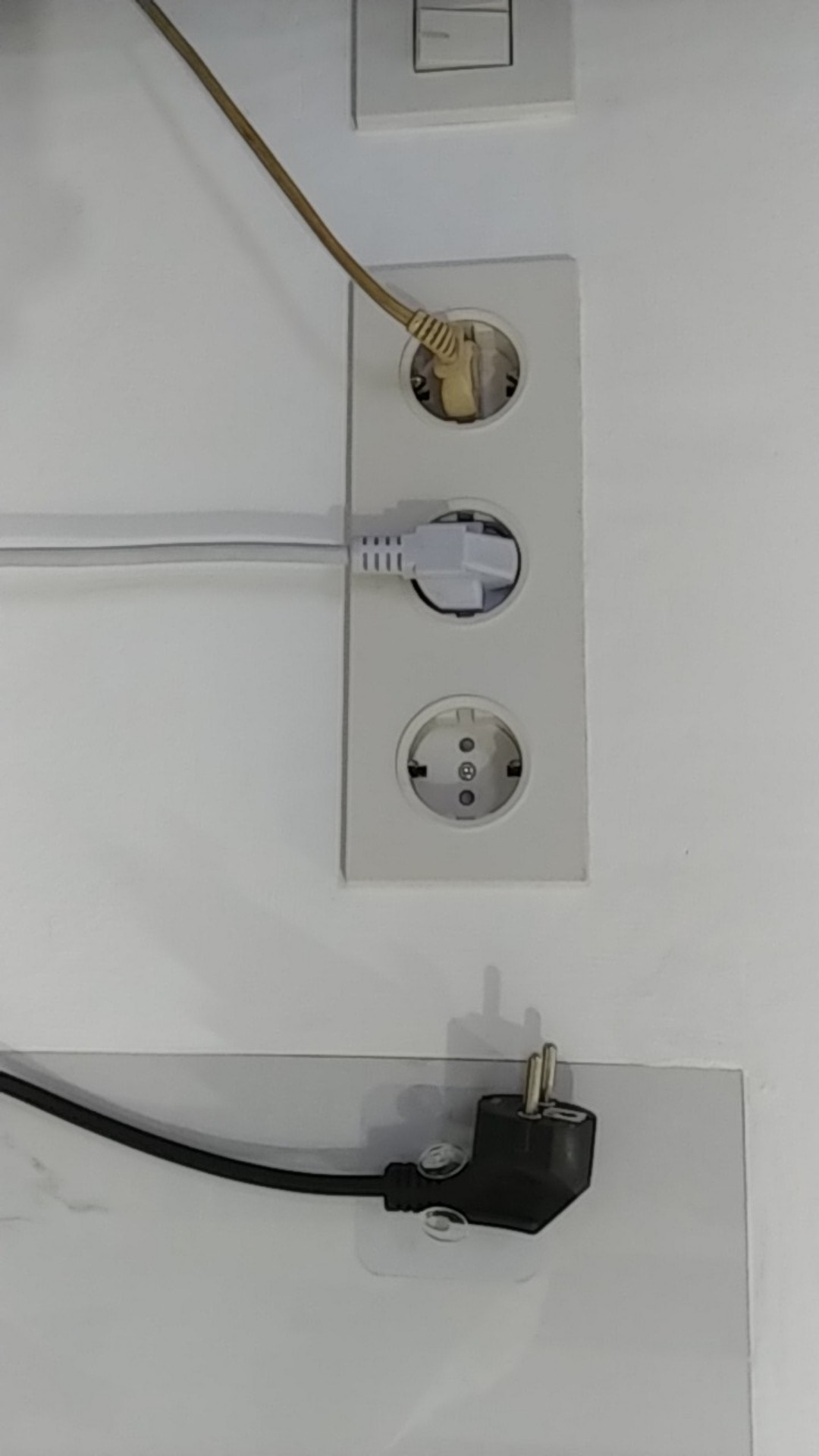 (pro) Gantungan Kait Holder Kabel Listrik Warna Transparan Dengan Perekat