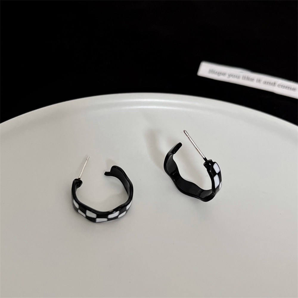 【COD Tangding】Anting Stud Desain Papan Catur Hitam Putih Tidak Teratur