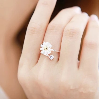 Cincin Bentuk Bunga Daisy Aksen Berlian | Cincin Bahan Stainless Steel | Aksesoris Wanita Untuk Hadiah