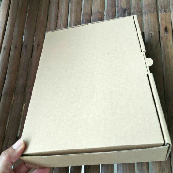 

Eceran Box Karton Polos 27x19x5 - Kotak/Kardus Coklat/Hampers/Baju/Kaos/Hoodie