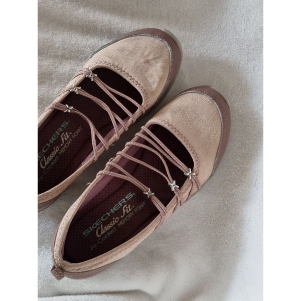 Preloved Skechers Classic Fit Sepatu Kets Wanita Uk. 36