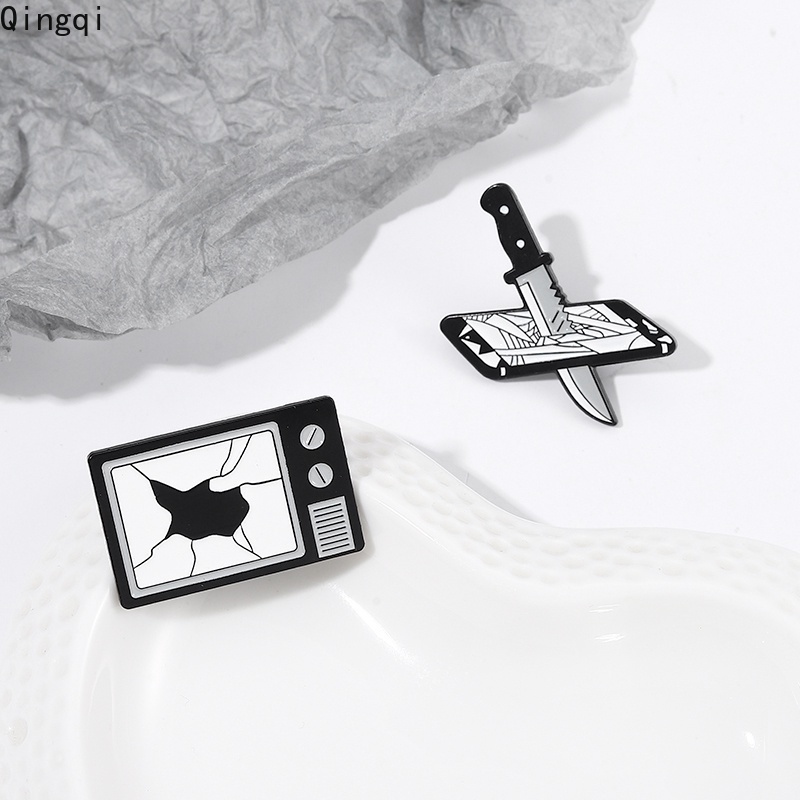 Bros Pin Enamel Desain Split Girl Warna Hitam Gaya Punk Retro Gothic Untuk Hadiah Teman