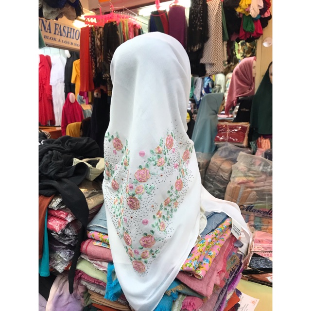 Jilbab Segi Empat Voal Bordir Bunga Kombinasi Payet