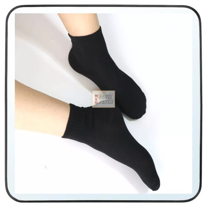 Kaos kaki pendek hitam di atas kaki matahari Kaus kaki hitam