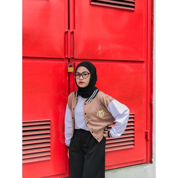 JAKET BASEBALL OVERSIZE CROP FLEECE UNISEX COWO CEWE WANITA | VARSITY JACKET HITAM PUTIH PASTEL TWO 