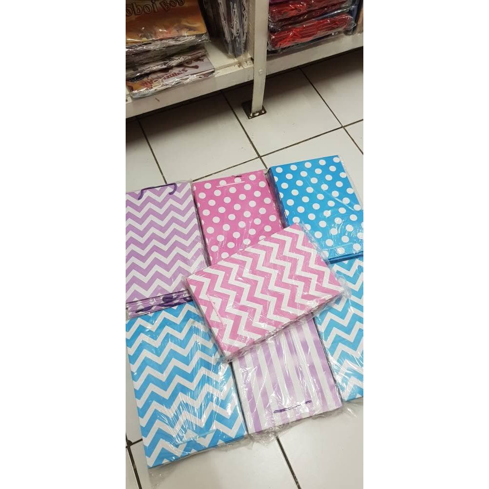 

Paperbag Bungkus Kado Goodie Bag Motif Tas Souvenir Ultah Limited