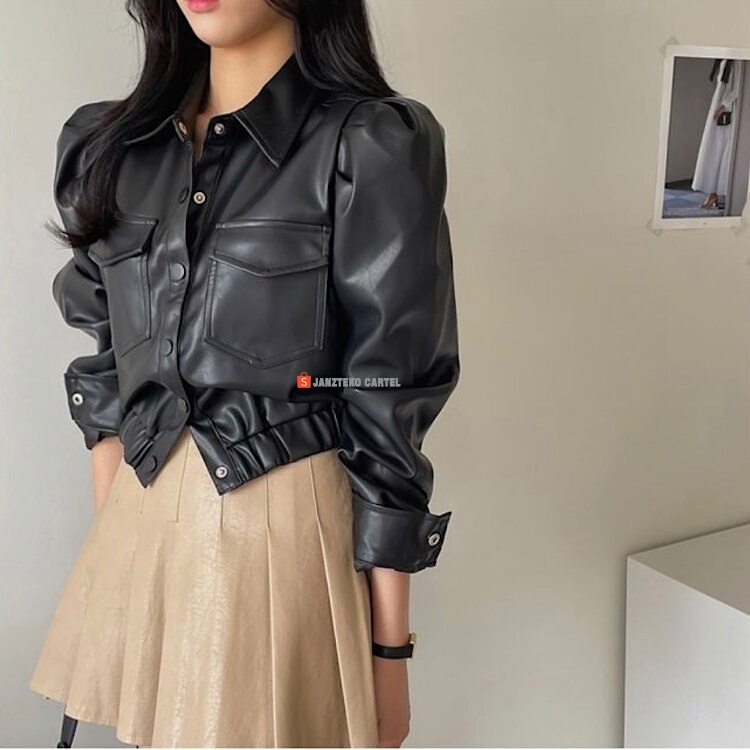 JNK x LUVI - Jaket Mantel Wanita Kulit Imitasi Hitam Bahan Semi Kulit Sintetis Viena Faux Synthetic Leather Jacket Shirt Premium Original 100% Genuine Black Kerah Potong Saku Ganda Kasual Liar Musim Dingin Style Korea KPOP Viral Kancing Elegan Gaya 2023