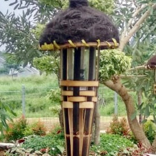 Lampu hias taman terbuat dari bambu hitam
