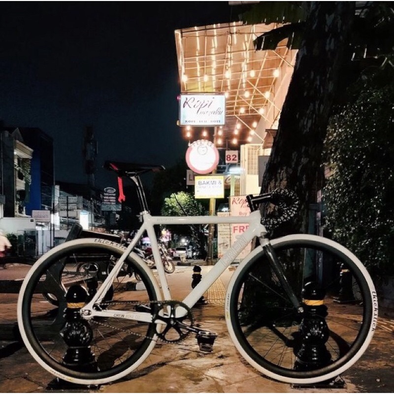 Dijual Crew “District” (White/Putih) Frameset Frame Set Only (Frame+Fork Full Carbon), size 52, Used terawat (&gt;95%), Sepeda Fixie Fixed Gear Track Bike Bicycle