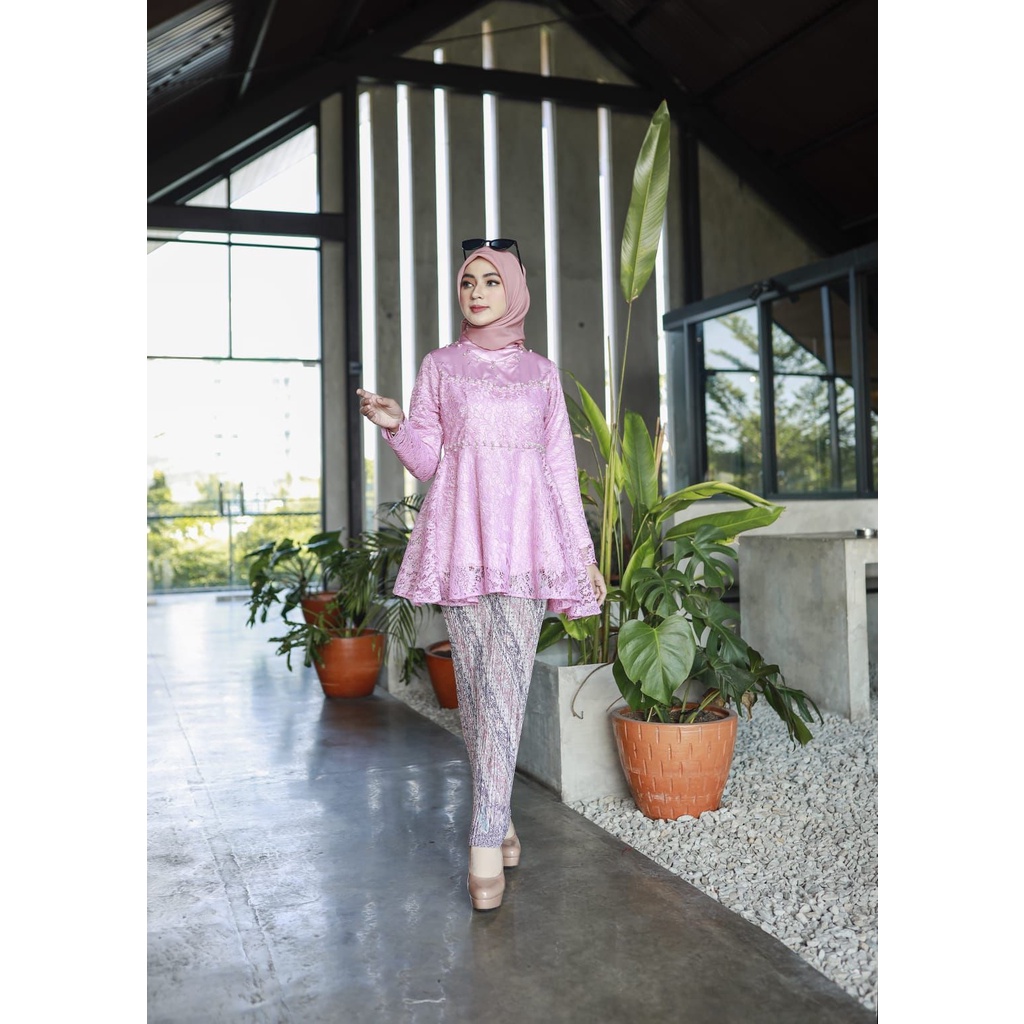 Vanriz Kebaya-Kebaya Brokat Pevita Dalaman Velvet Full Paet